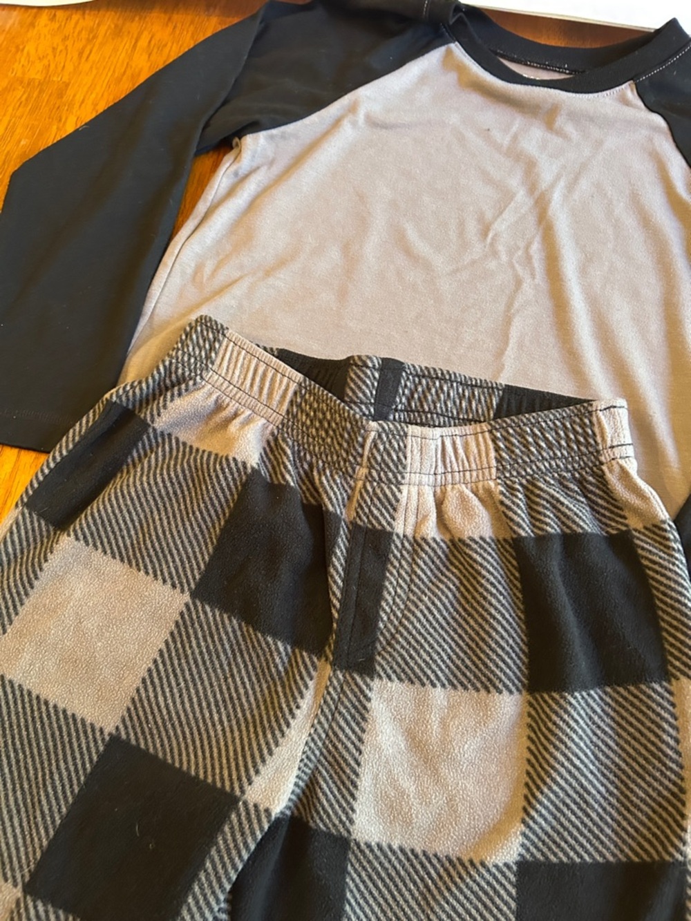 GAP Black and Gray Raglan Pajama Set | Boy Size 6 | PJ Top Matching Plaid Bottom - Picture 4 of 5
